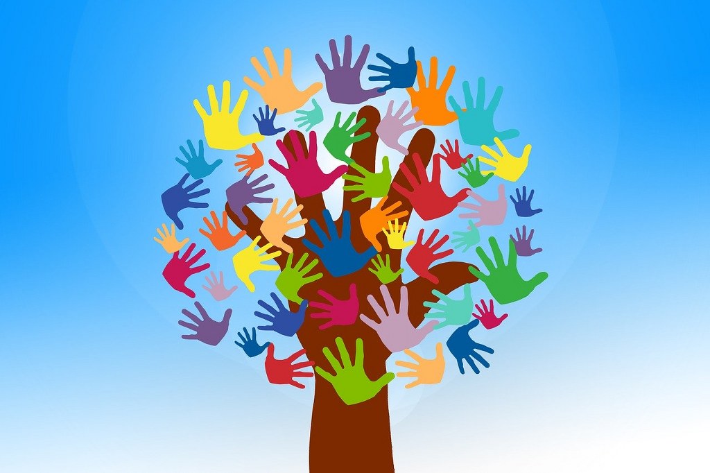 konkurs wolontariat lubię pomagać: drzewo z dłoni, na którym są kolorowe dłonie w formie liści