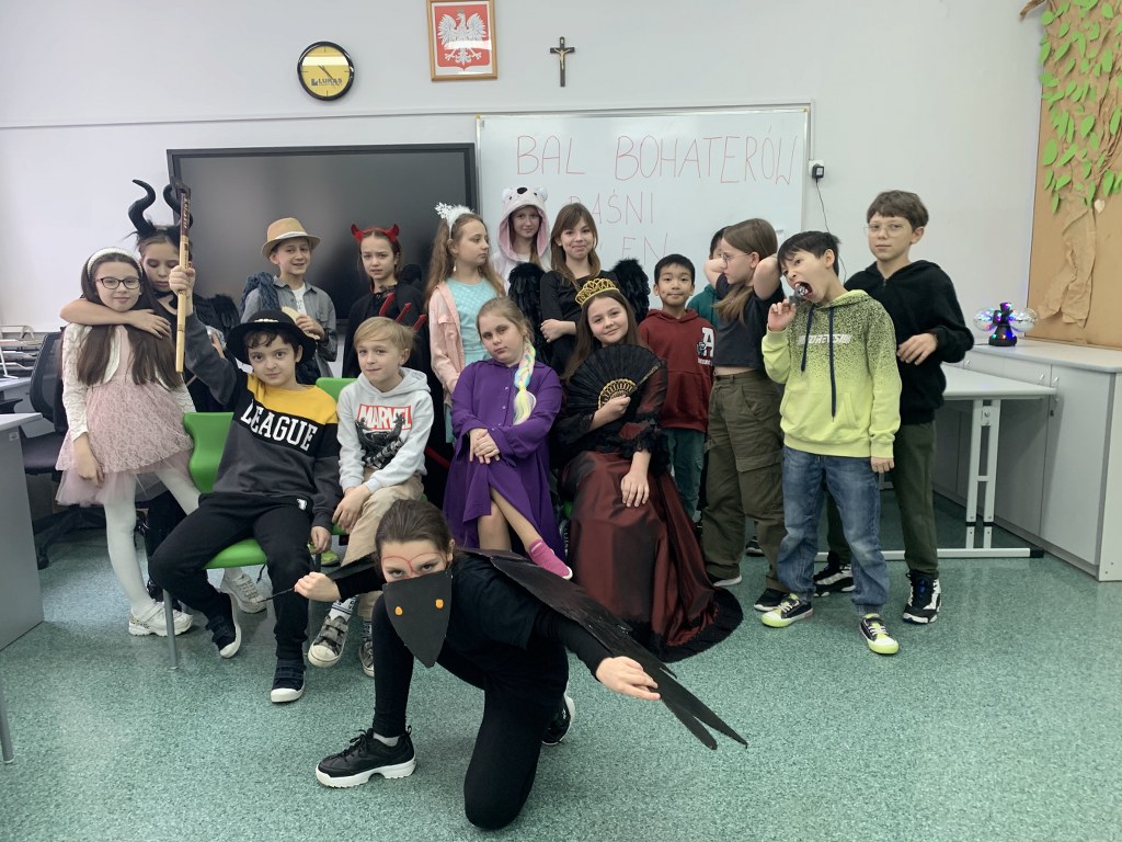 Grupa uczniów z klasy 5b przebranych za wylosowanego bohatera mitu