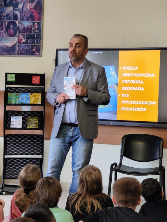 Spotkanie uczniów klas II–IV z pisarzem, panem Przemysławem Jakóbczykiem
