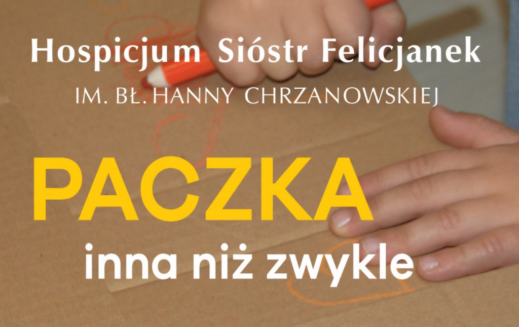 Fragment plakatu Paczka inna niż zwykle: na beżowym tle zdjęcie dłoni dziceka; napis: Hospicjum Sióstr Felicjanek im. bl. Hanny Chrzanowskiej oraz tytułem: Paczka inna niż zwykle