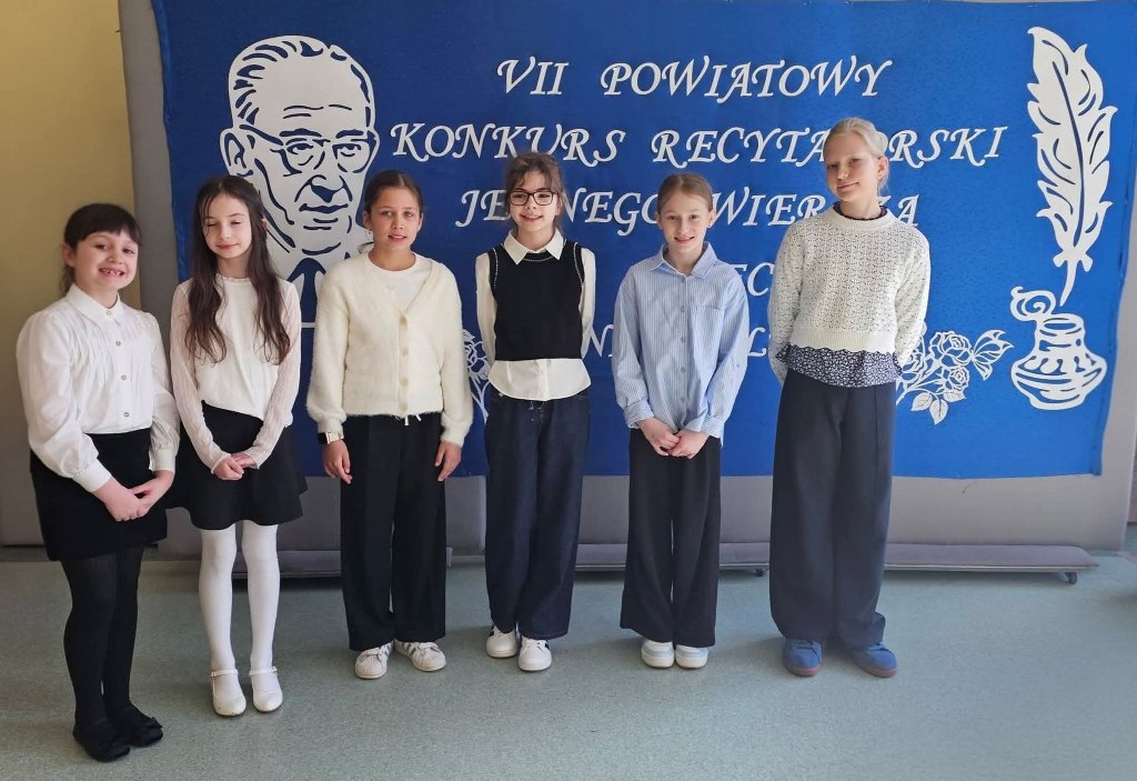 Uczennice nagrodzone oraz wyróżnione w&nbsp;konkursie recytatorskim.
